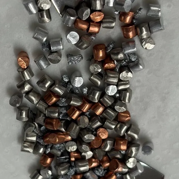 Pequeñas piezas de metal en bruto preparadas antes de una fusión