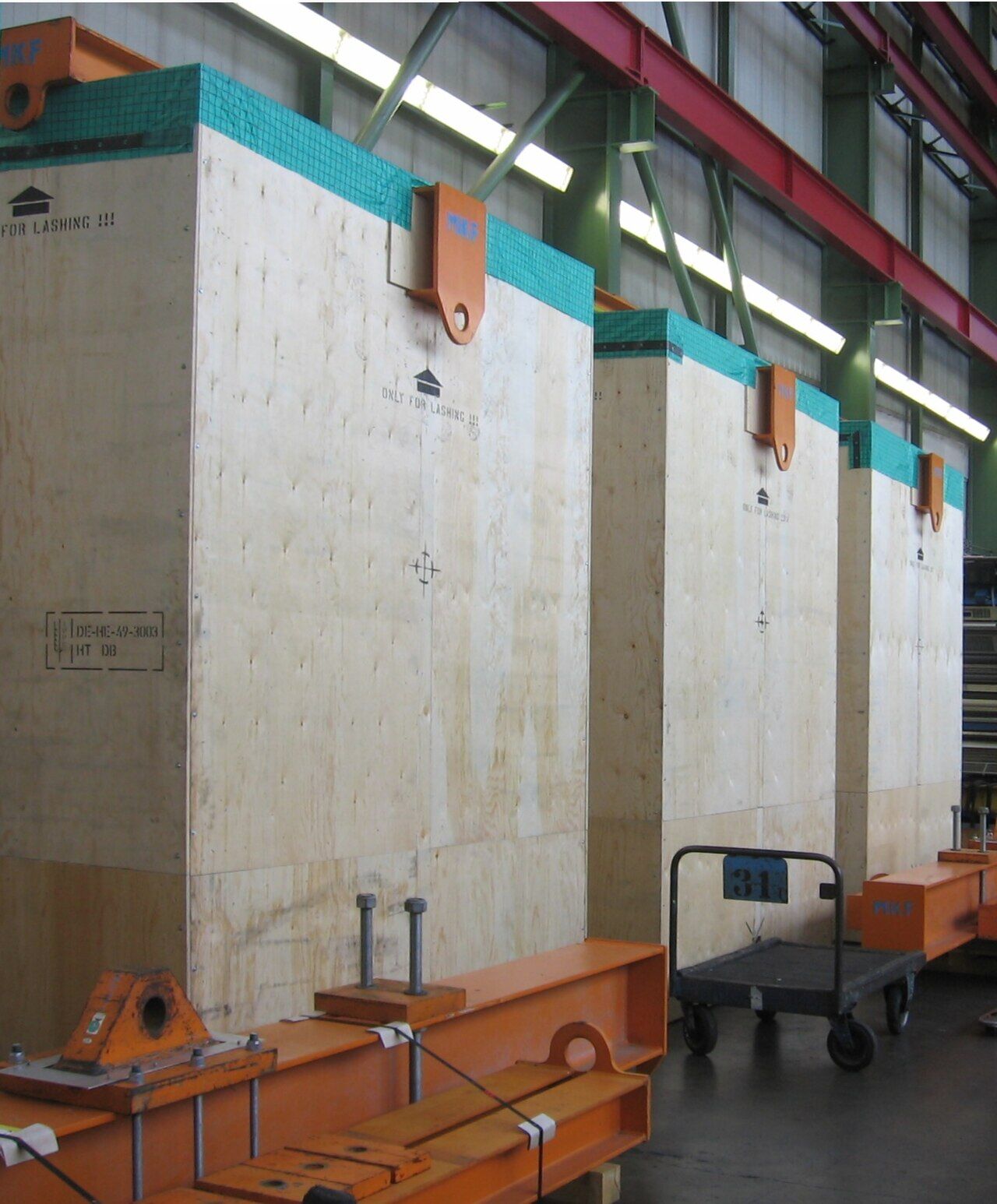 Grandes cajas de contrachapado para exportación en una nave industrial, listas para el envío